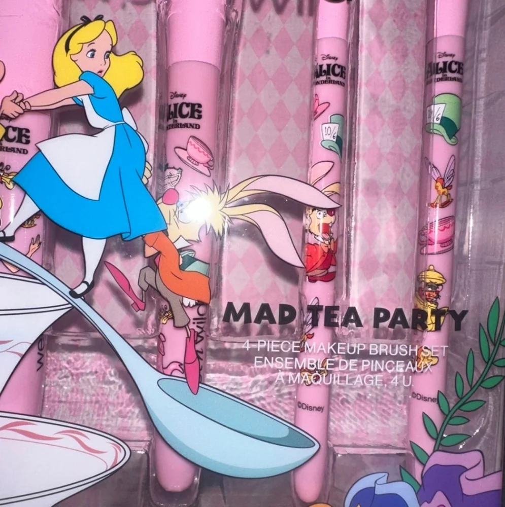 Alice In Wonderland Brush Set ♥️